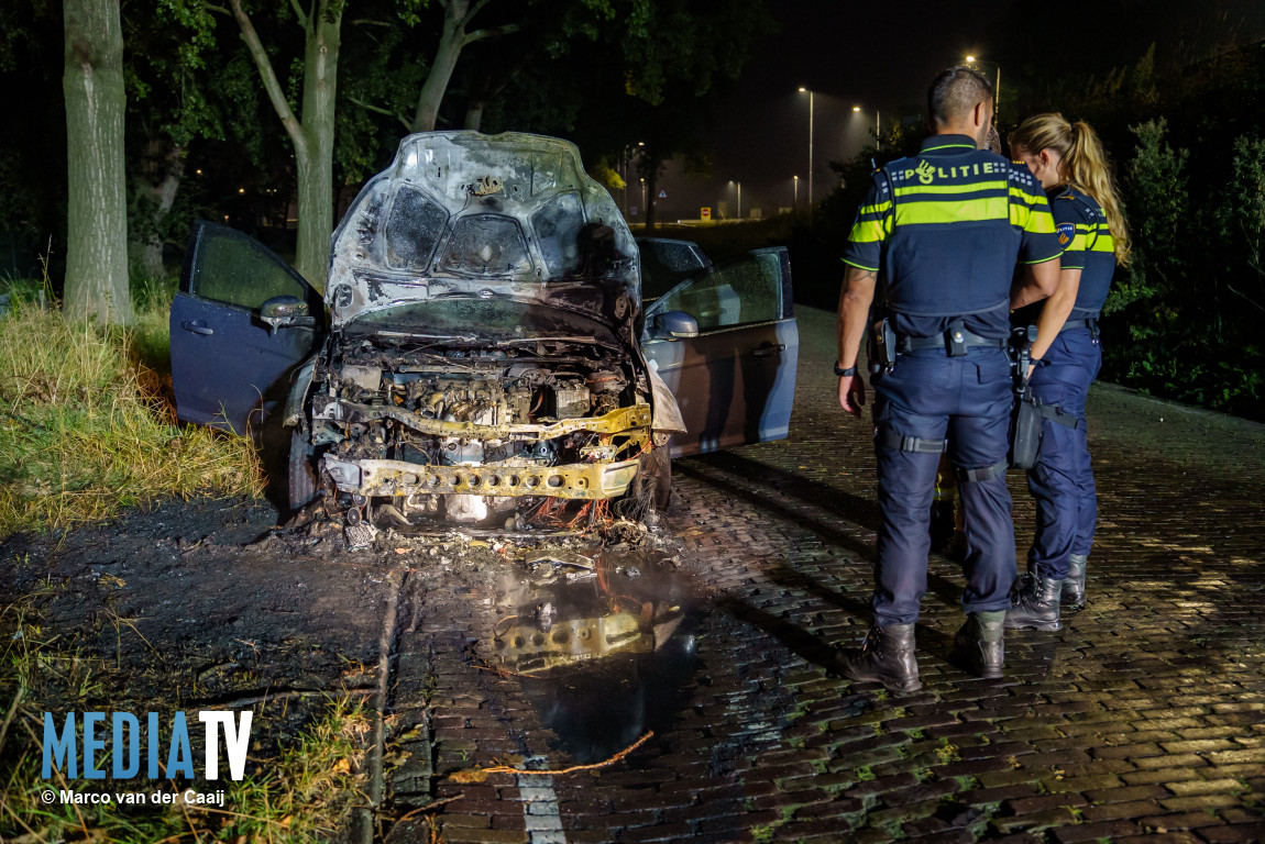 Achtergelaten auto uitgebrand door vermoedelijke brandstichting West-Abtspolderseweg Rotterdam