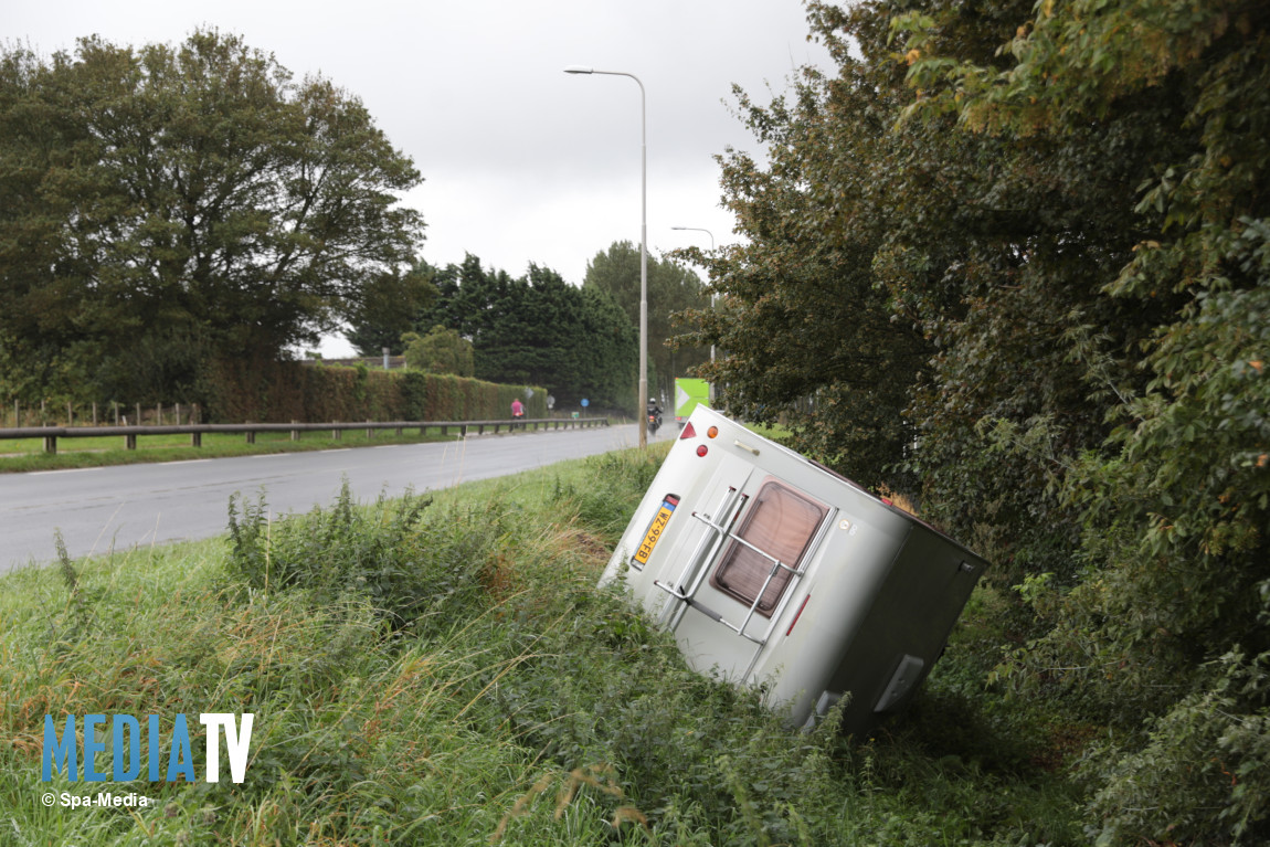 Caravan schiet greppel in langs de N496 Rockanje