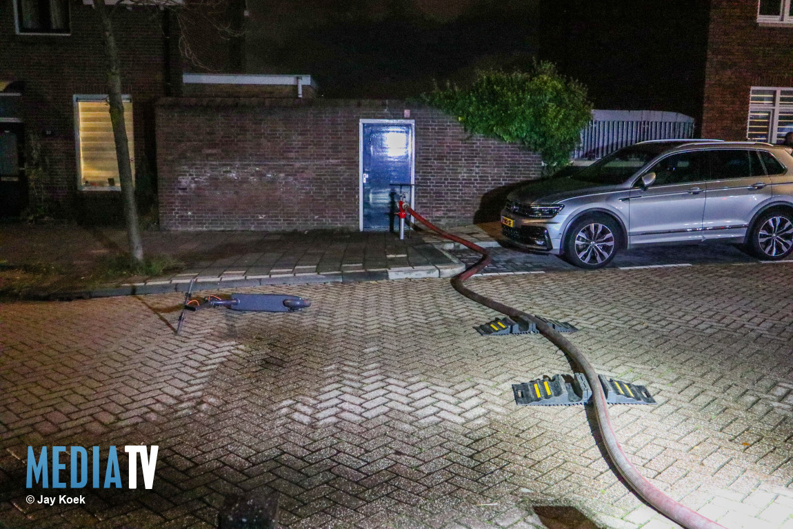 Brandweerslang over de weg veroorzaakt ongeval Heldringstraat Maassluis