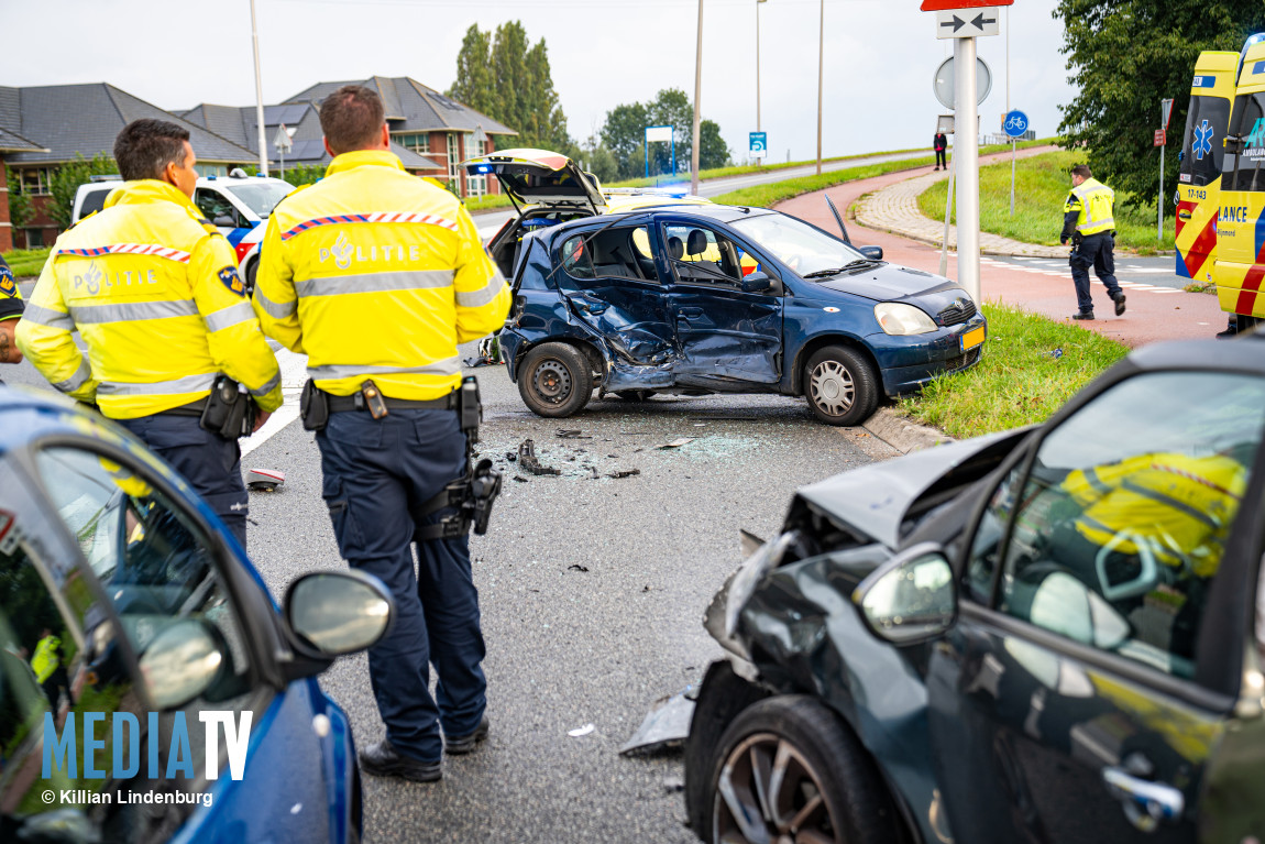 Twee gewonden bij aanrijding tussen twee auto's 1e Barendrechtseweg Barendrecht