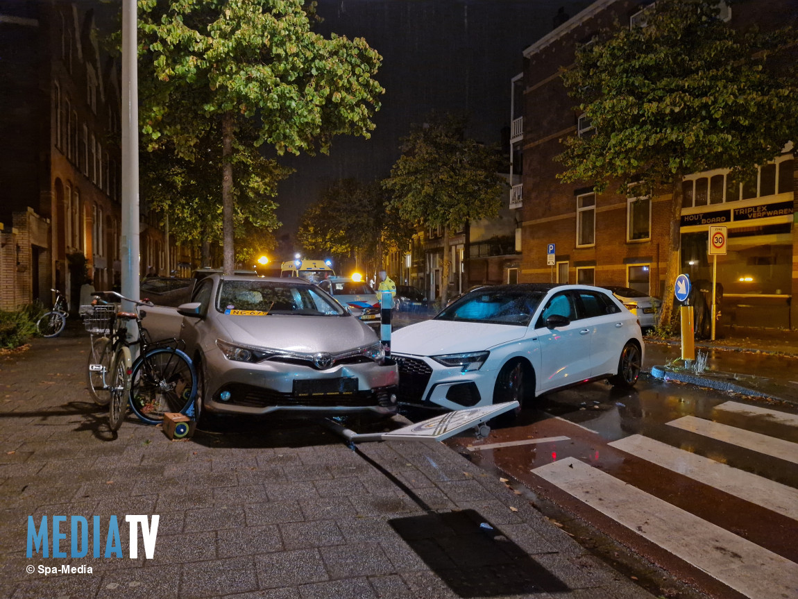 Automobiliste verliest controle en veroorzaakt schade Rodenrijsestraat Rotterdam