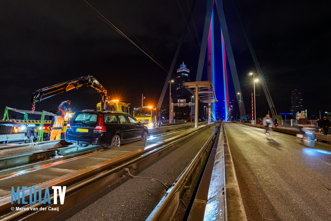 Erasmusbrug uren gestremd nadat dronken automobilist trambaan oprijdt