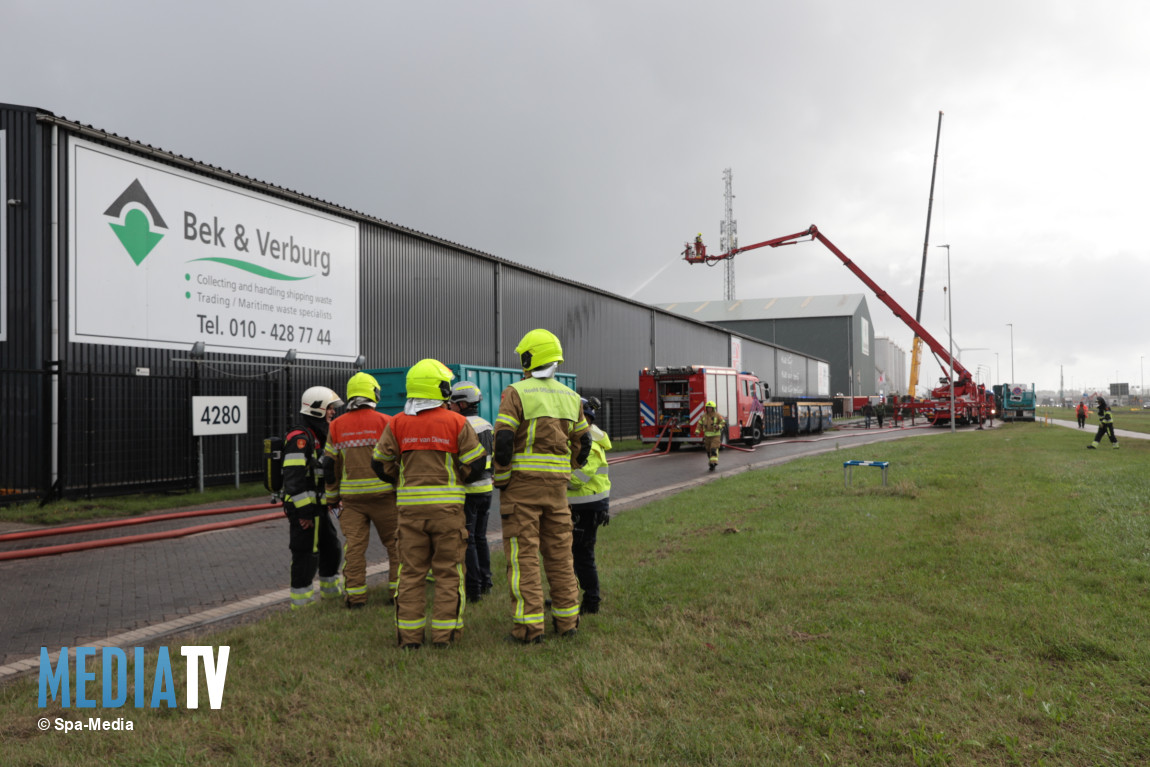 Grote brand in loods bij recyclingbedrijf Rotterdam