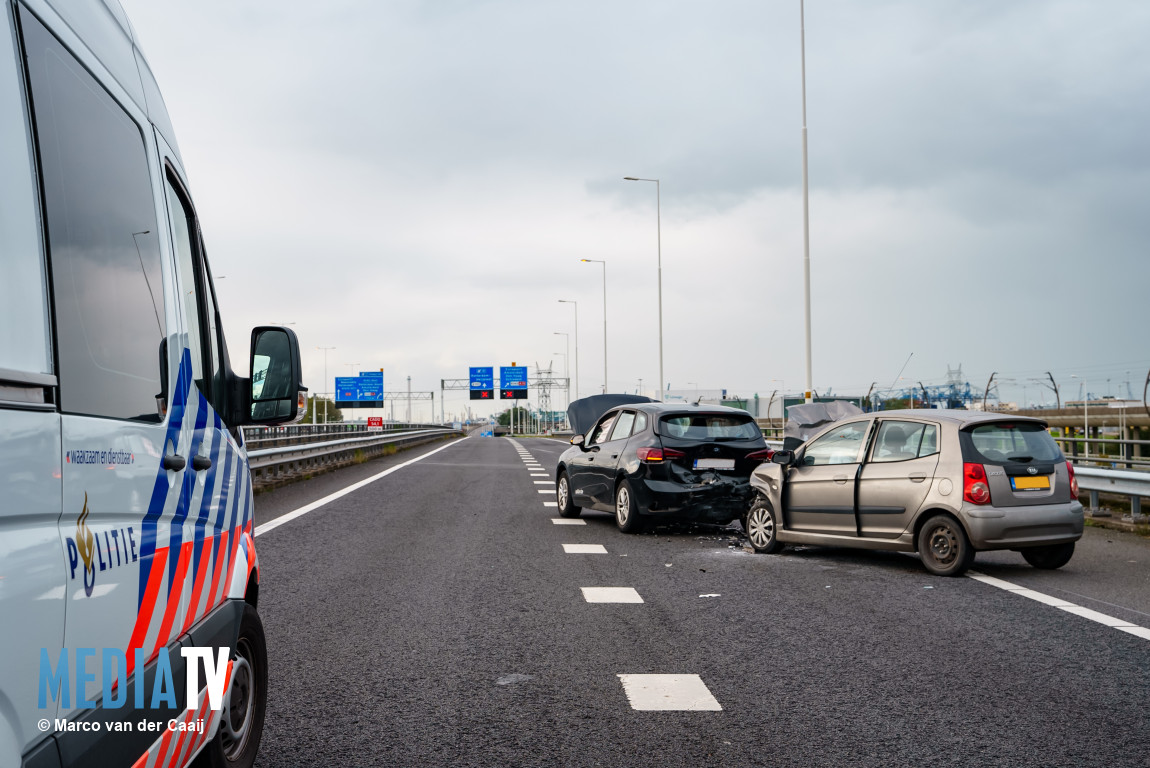 Zwaargewonde bij kettingbotsing op A15 Rotterdam