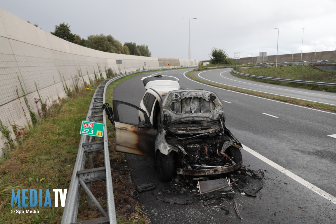 Auto vliegt in brand op A20 bij Vlaardingen: Bestuurder en kind ongedeerd