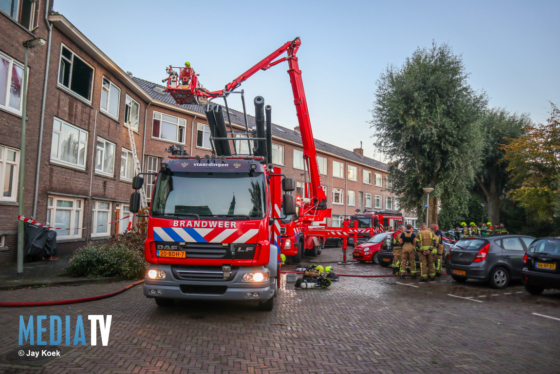 Brandweer redt man bij uitslaande woningbrand Vaartweg Vlaardingen