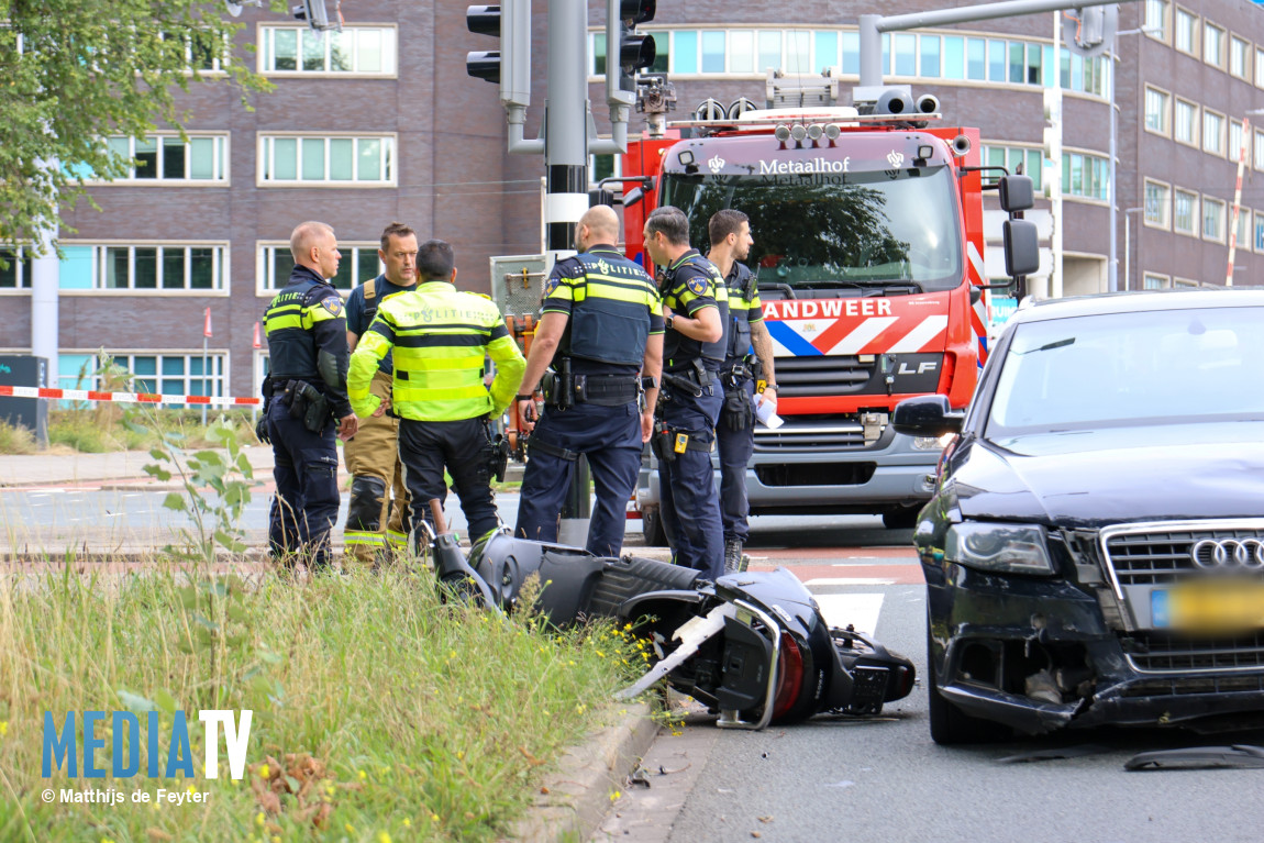 Scooterrijder gewond na aanrijding met auto Hoofdweg Rotterdam