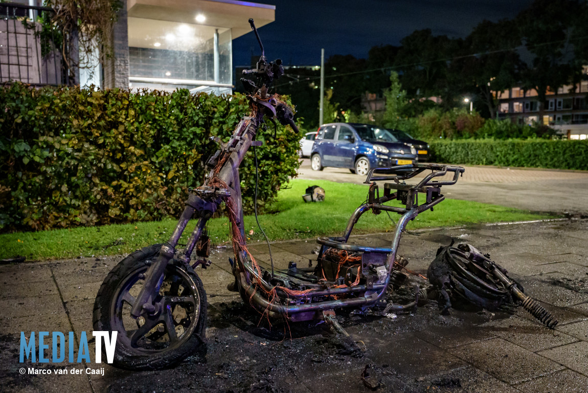 Elektrische deelscooter volledig afgebrand Wilgenlei Rotterdam