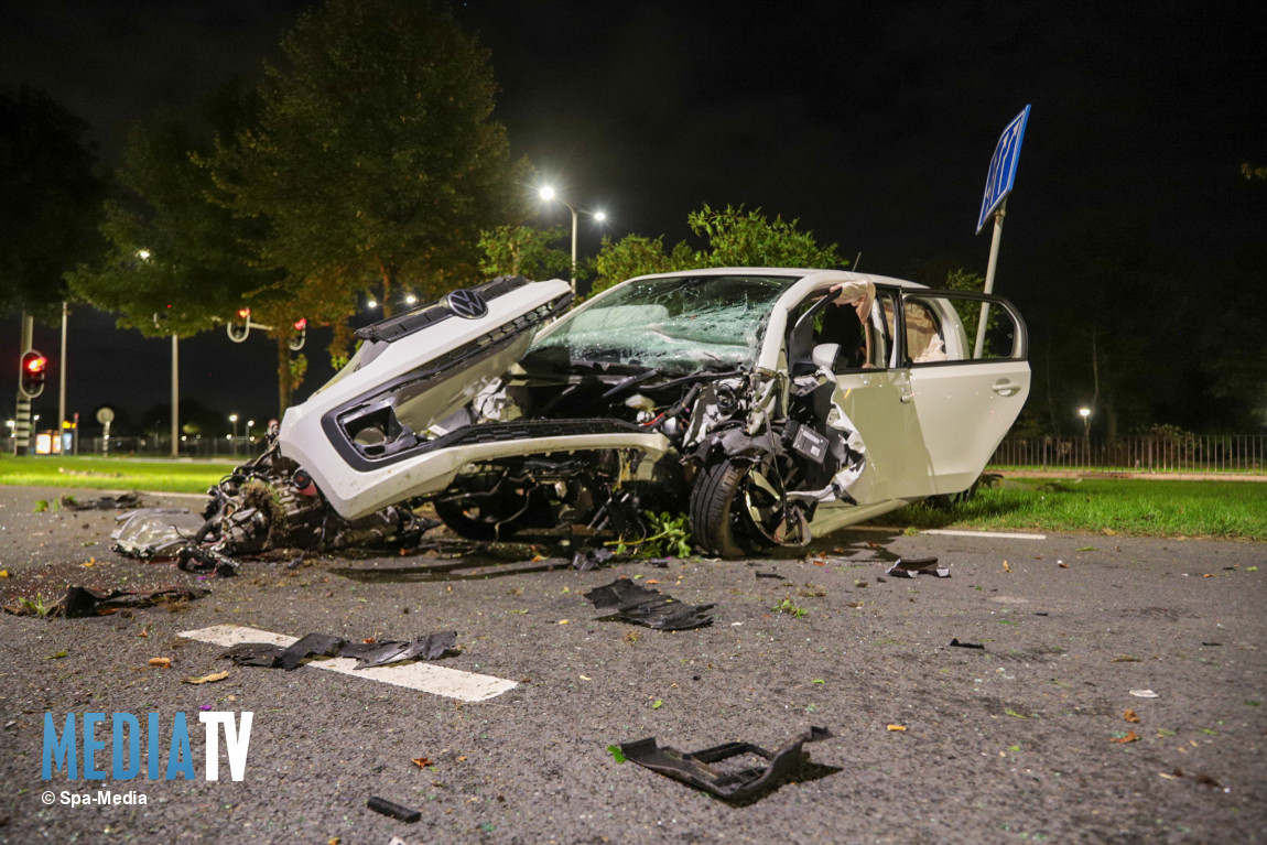 Automobilist gewond na frontale botsing tegen boom Groene Kruisweg Spijkenisse