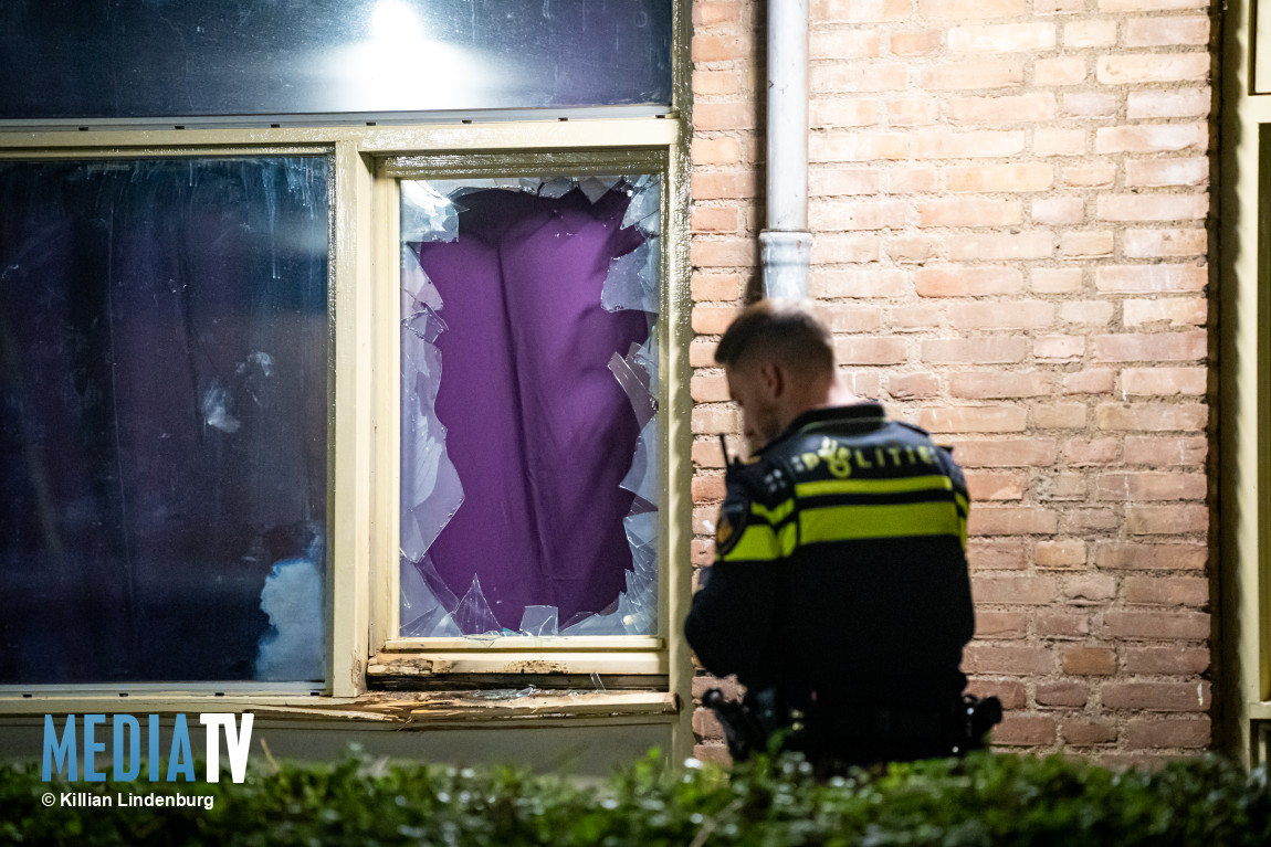 Raam gesneuveld na explosie bij woning Molièreweg Rotterdam