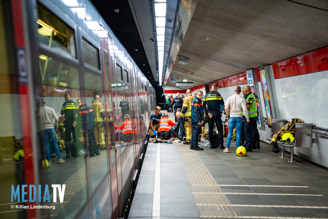 Man vast tussen metro en perron na onwelwording Burgemeester S'jacobplein Rotterdam