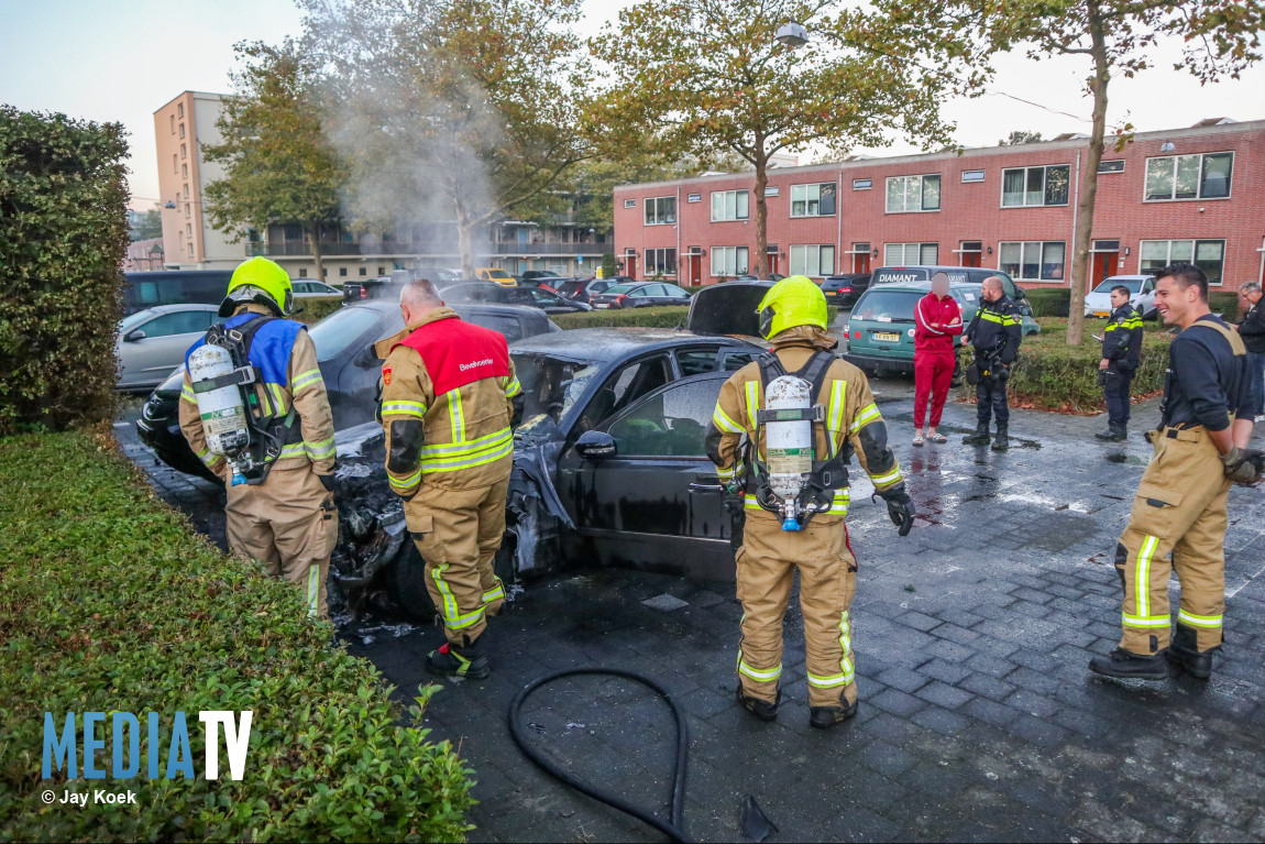 Auto gaat in vlammen op Abraham Maatstraat Vlaardingen