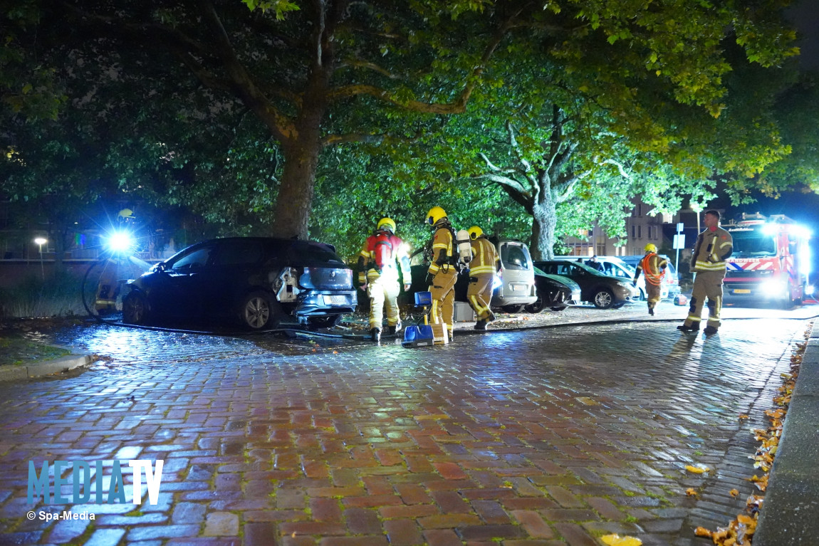 Geparkeerde auto verwoest door brand Vellevest in Schiedam