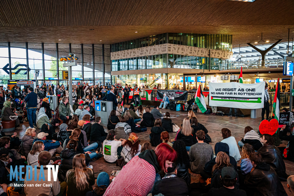 Honderden Pro-Palestina demonstranten houden sit-in bij Centraal Station Rotterdam