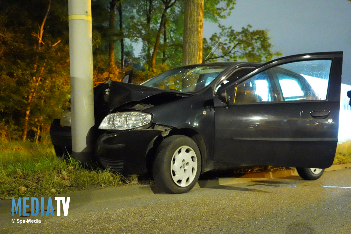 Automobilist gewond na eenzijdig ongeval tegen lantaarnpaal IJsselmondse Randweg Rotterdam