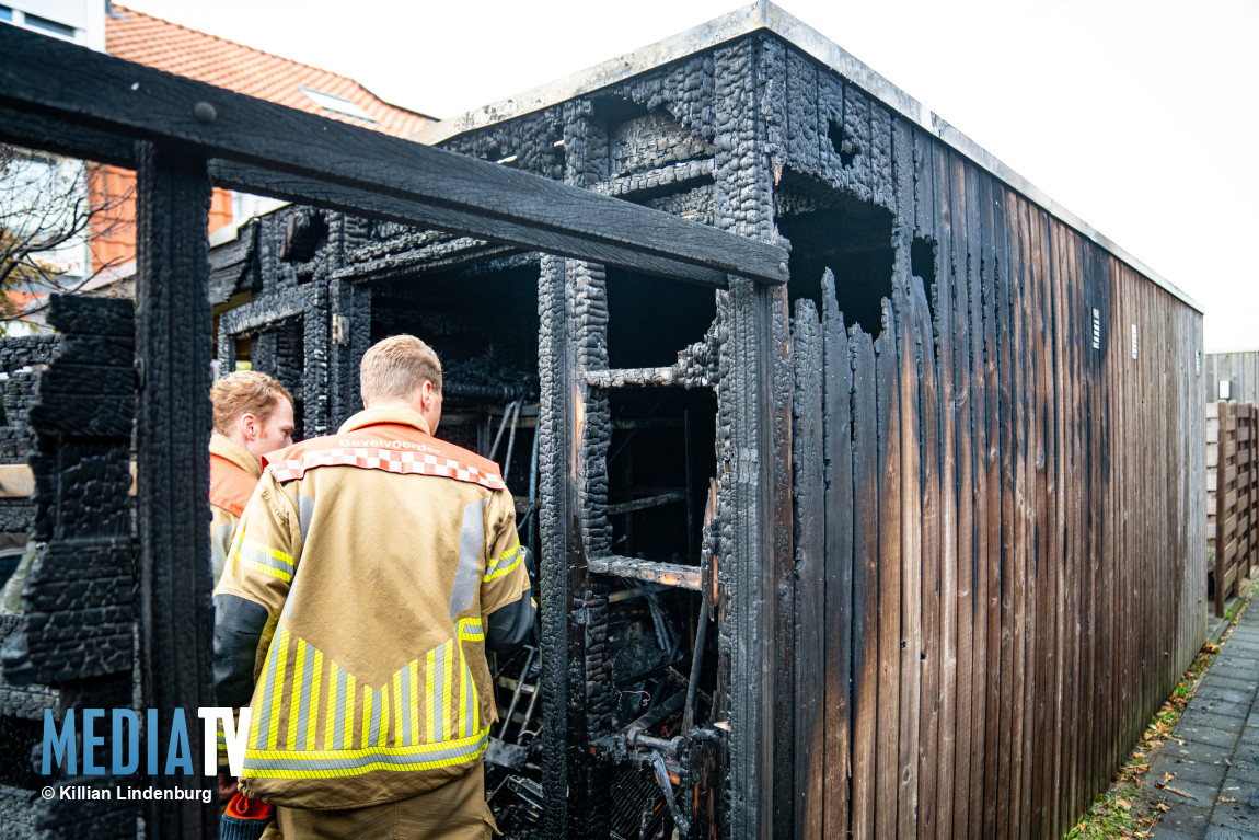 Felle brand legt houten tuinschuur in as Henri Matissestraat Rotterdam