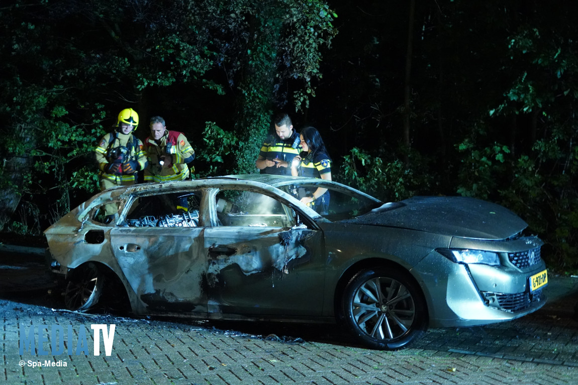 Geparkeerde personenauto uitgebrand als gevolg van brandstichting Adriaan de Jongstraat Rotterdam