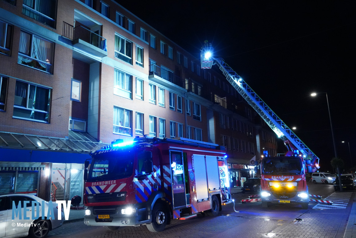 Forse rookontwikkeling door brand in woning Crooswijkseweg Rotterdam