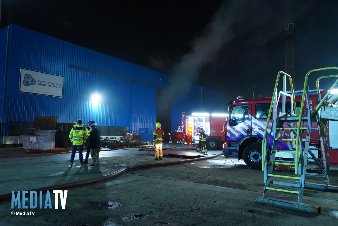 Brand in loods aan Ophemertstraat in Rotterdam, veel rookontwikkeling