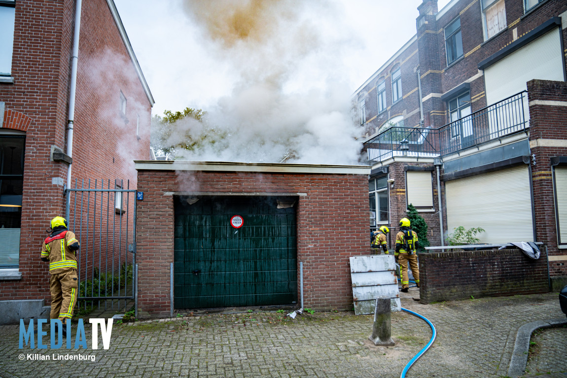 Brand in garagebox met deuren en matrassen Koninginnestraat Dordrecht