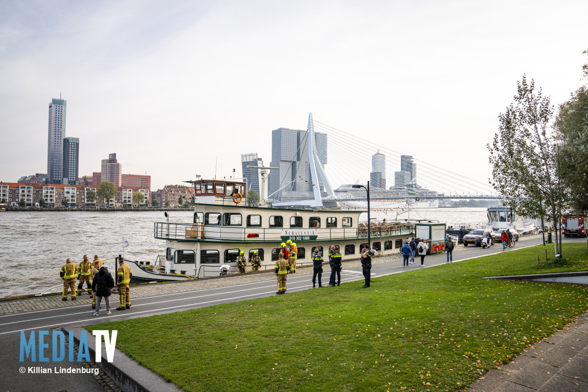 Brandweer rukt uit voor rookontwikkeling door motorproblemen rondvaartschip Boompjeskade Rotterdam