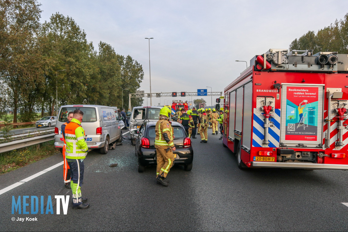 Snelweg volledig afgesloten na aanrijding met meerdere voertuigen A20 Maasland