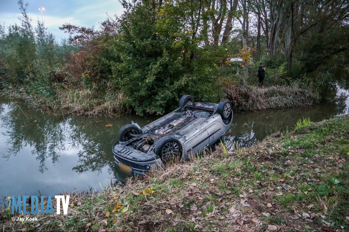 Auto belandt op z’n kop in het water Broekpolderweg Vlaardingen