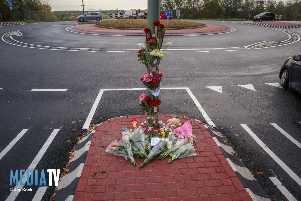 Bloemen en kaarsen op plek waar Milo (14) overleed Doctor Jan Schoutenlaan Maassluis