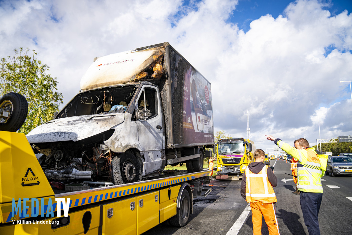 Bakwagen in brand op vluchtstrook A29 Barendrecht