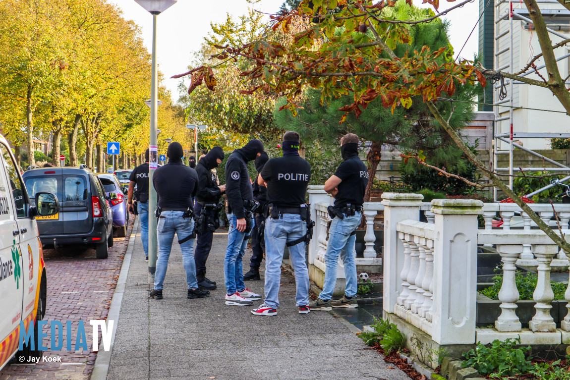 Grote politie-inzet na bedreiging met vuurwapen Riouwlaan Vlaardingen