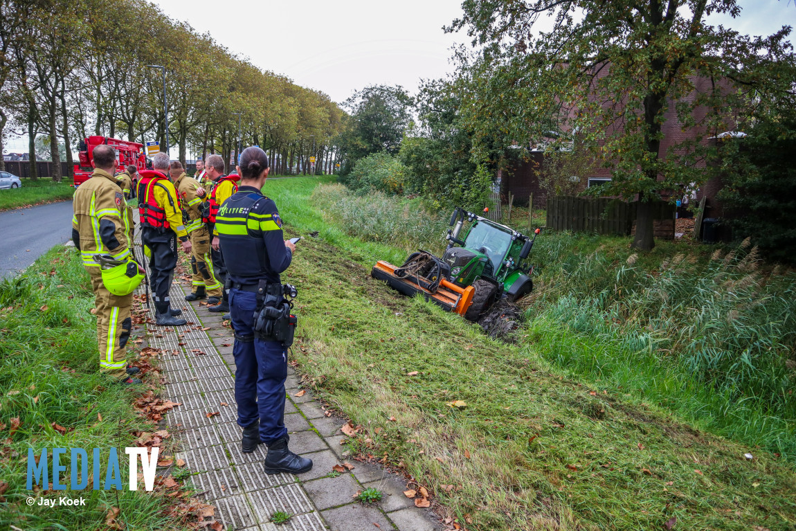 Tractor belandt deels in het water Laan 1940-1945 Maassluis