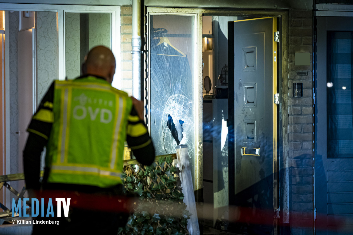 Schade door explosie en brand bij woning Duinbekedam Rotterdam