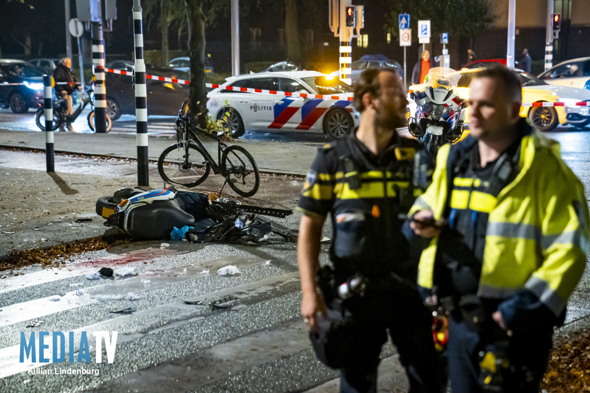 Twee jongeren gewond na aanrijding scooter en bestelbus Gruttostraat Rotterdam