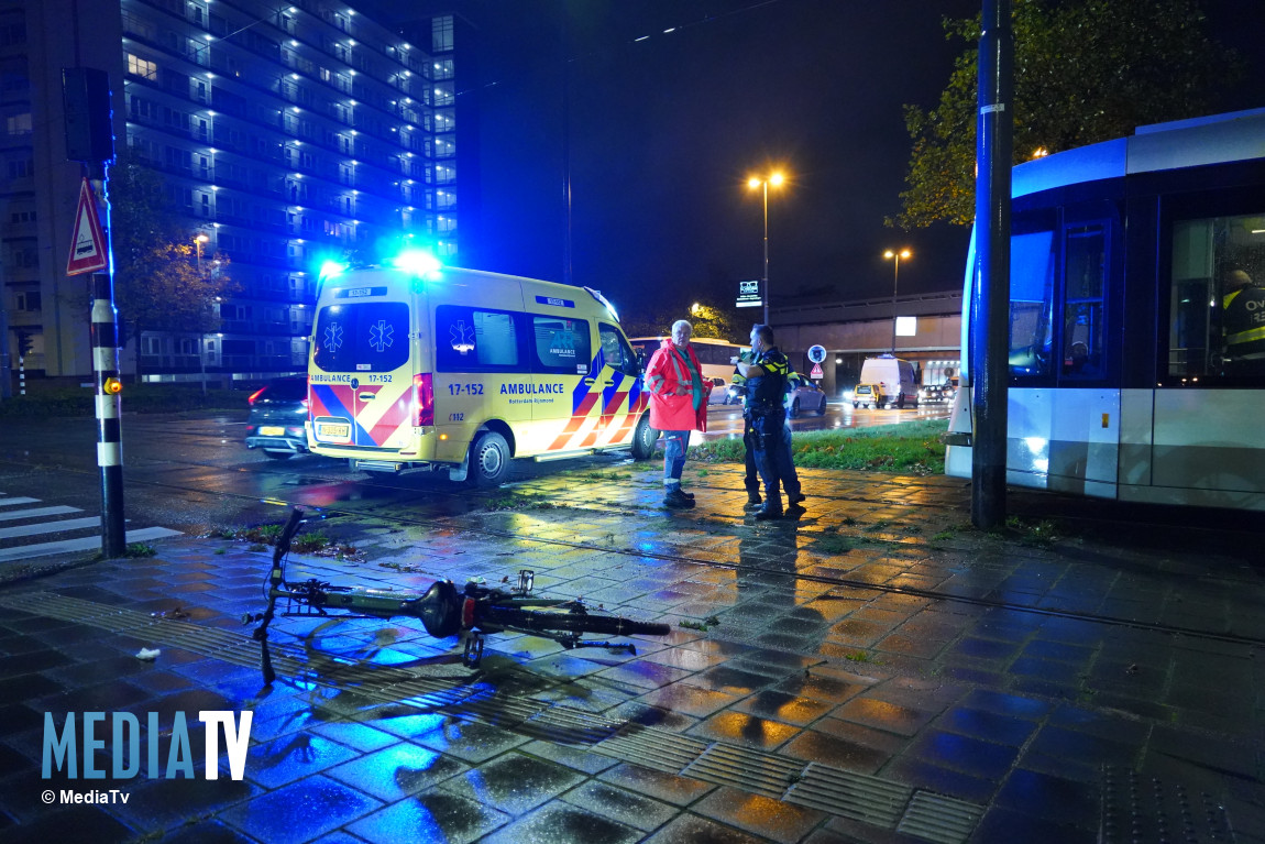 Maaltijdbezorger gewond na aanrijding met tram Burgemeester van Haarenlaan Schiedam