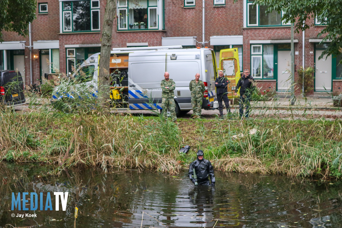 Meisje gooit mogelijke handgranaat na vondst in sloot Bernardus IJzerdraatsingel Schiedam