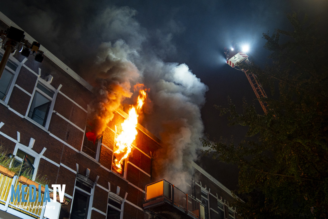 Zeer grote uitslaande brand in vooroorlogs pand Thorbeckestraat Rotterdam