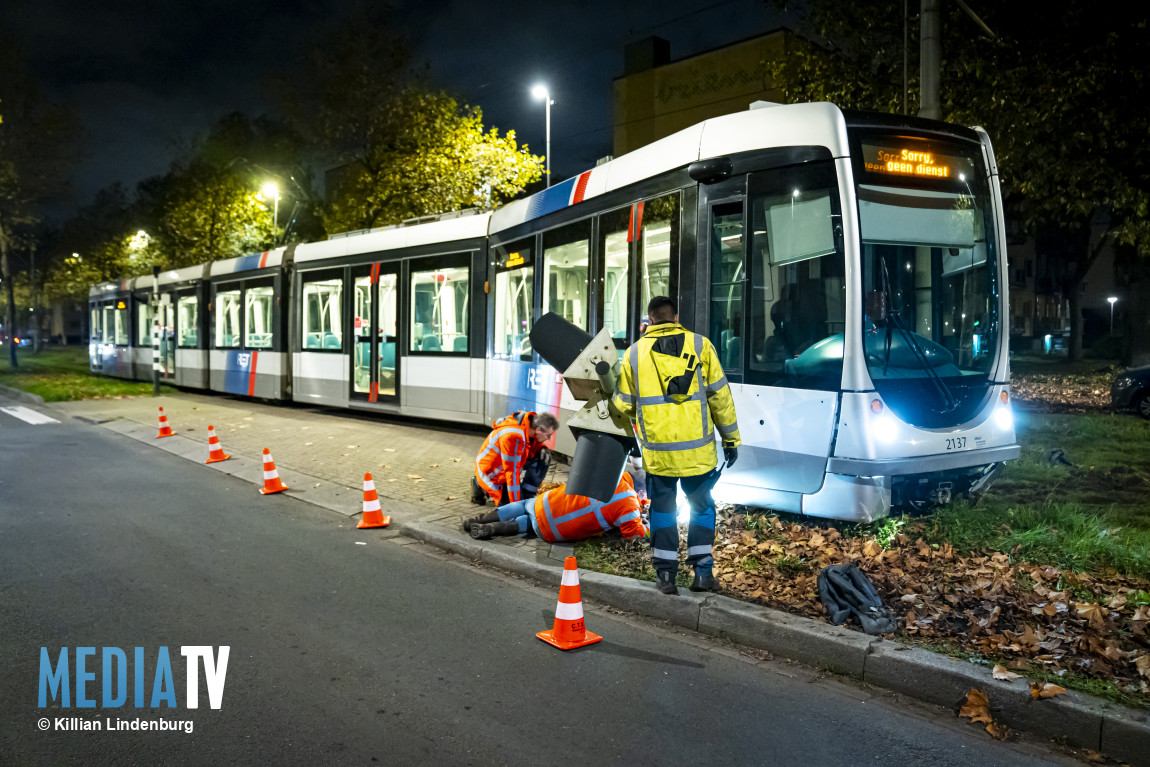 Tram ontspoord na aanrijding met auto Slinge Rotterdam