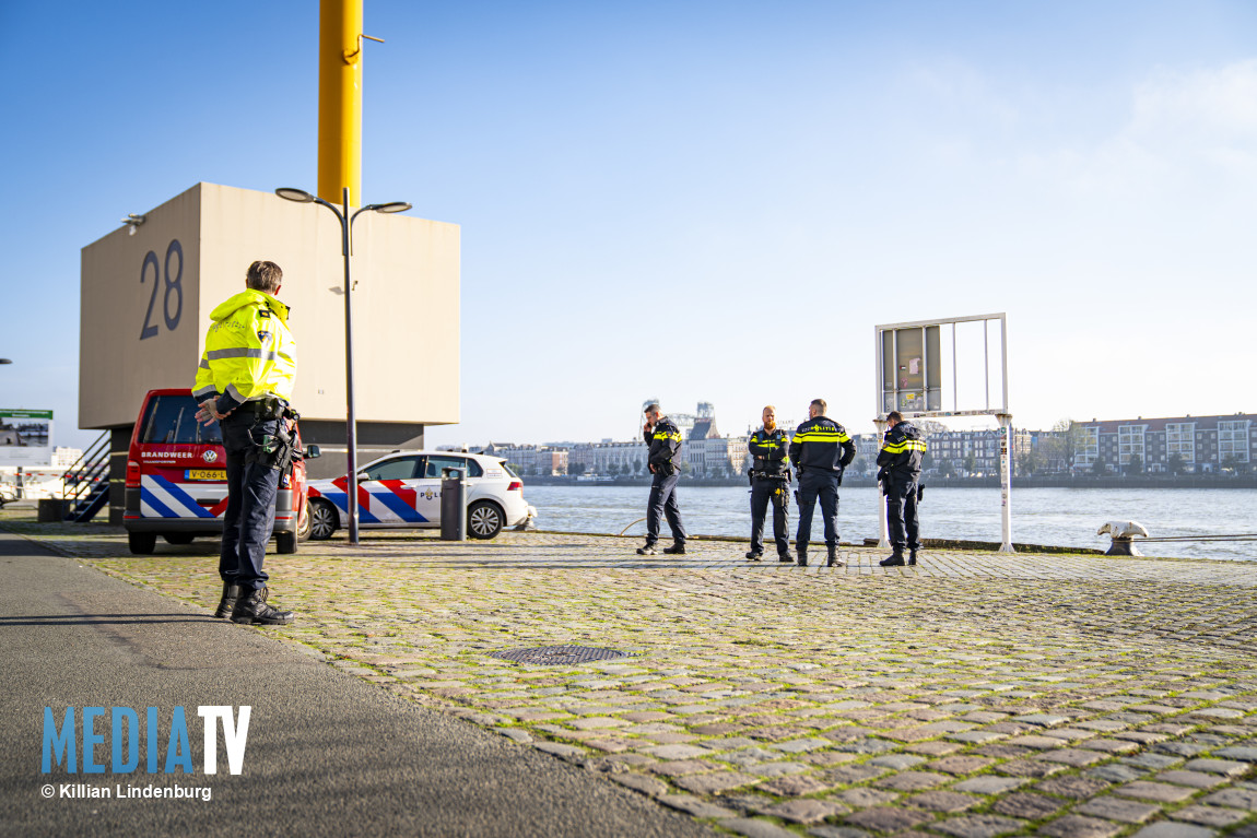 Overleden persoon uit Maas gehaald Boompjeskade Rotterdam