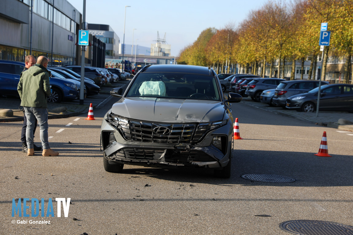 Gewonde na aanrijding Van Weerden Poelmanweg Rotterdam