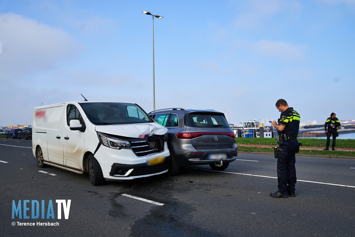 Flinke schade na botsing Waalhaven Zuidzijde Rotterdam