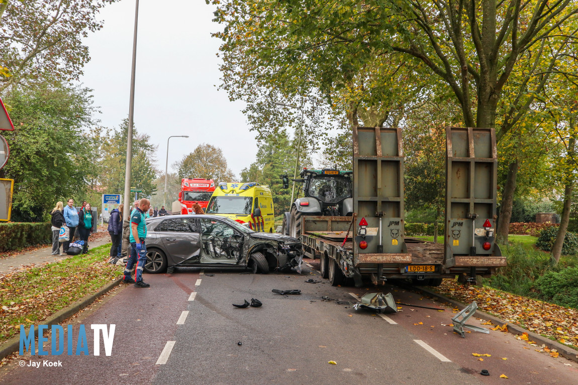 Auto botst op geparkeerde oplegger van tractor Hofsingel Maasland