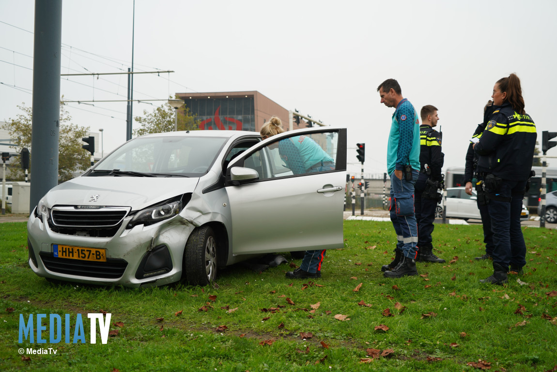 Aanrijding twee auto's op kruising Burgemeester van Haarenlaan Schiedam