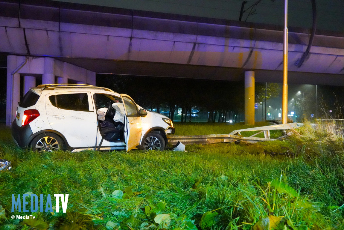 Gewonde en aanhouding na eenzijdig ongeval Groene Kruisweg Rotterdam