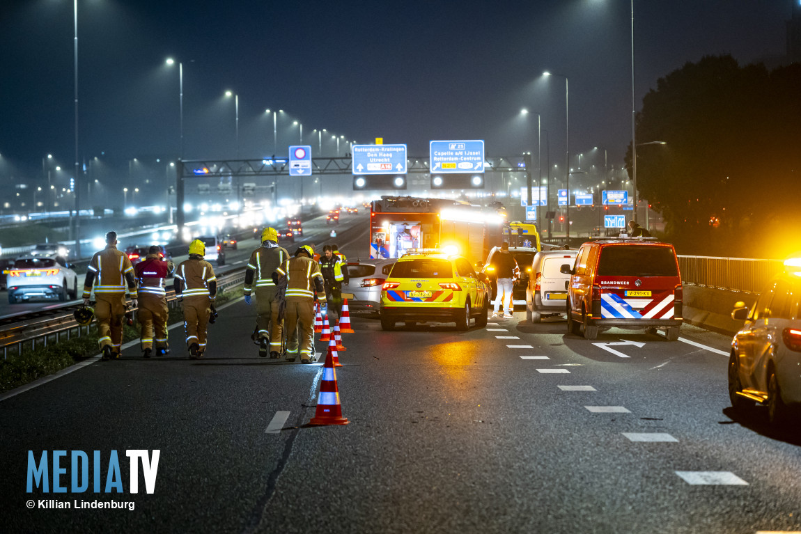 Wit busje wijkt uit en veroorzaakt ravage op A16 Brienenoordbrug