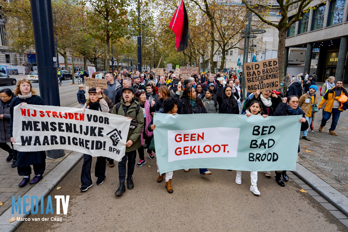 Demonstratie tegen de afschaf van bed-bad-brood-regeling Stationsplein Rotterdam