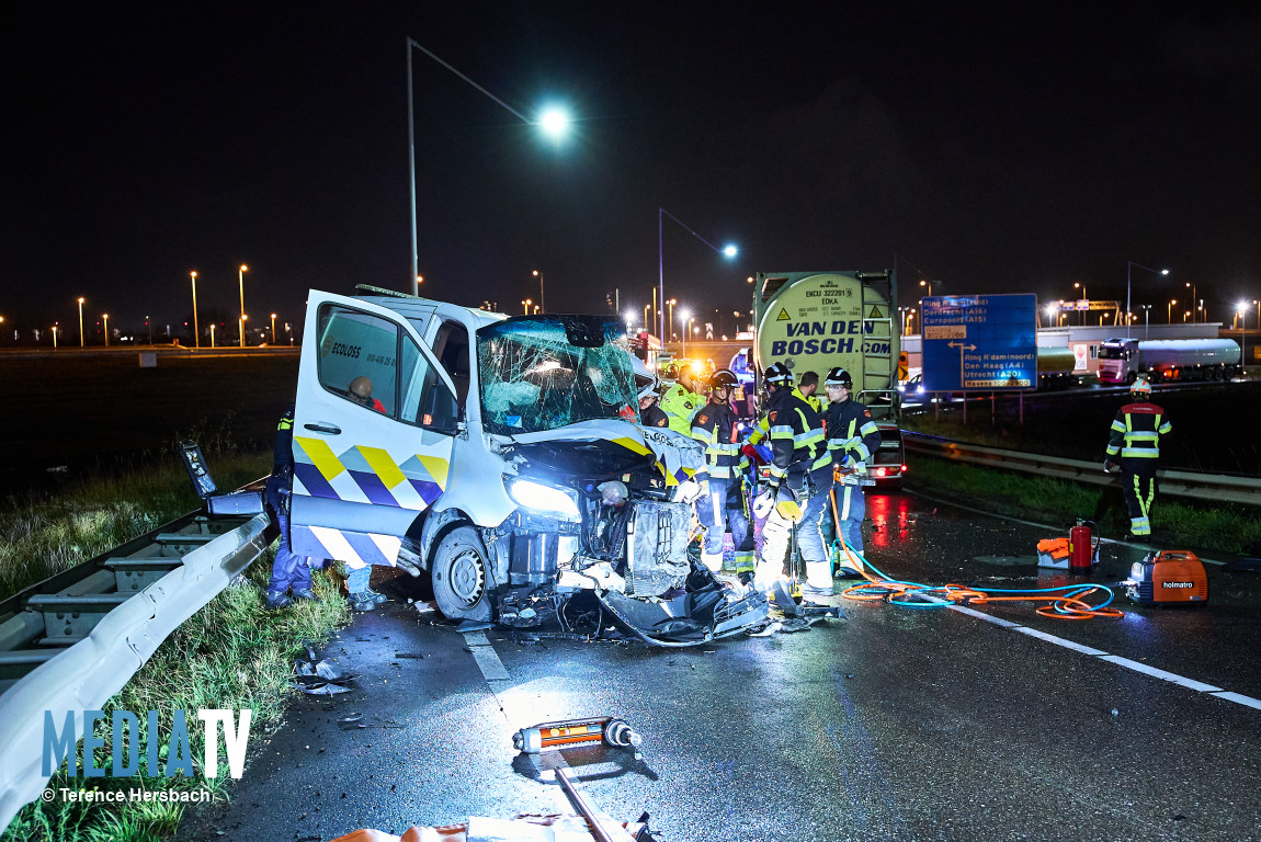 Bestuurder bevrijd na aanrijding bedrijfsbus met vrachtwagen Butaanweg Hoogvliet Rotterdam