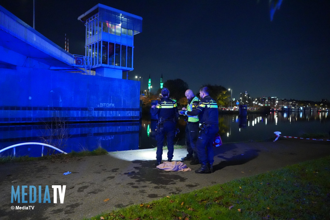 Politie doet onderzoek na melding persoon te water Spangesekade Rotterdam