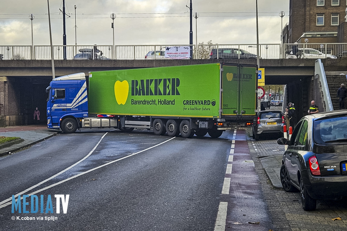 Vrachtwagen beschadigt auto bij keeractie voor viaduct Aelbrechtskade Rotterdam