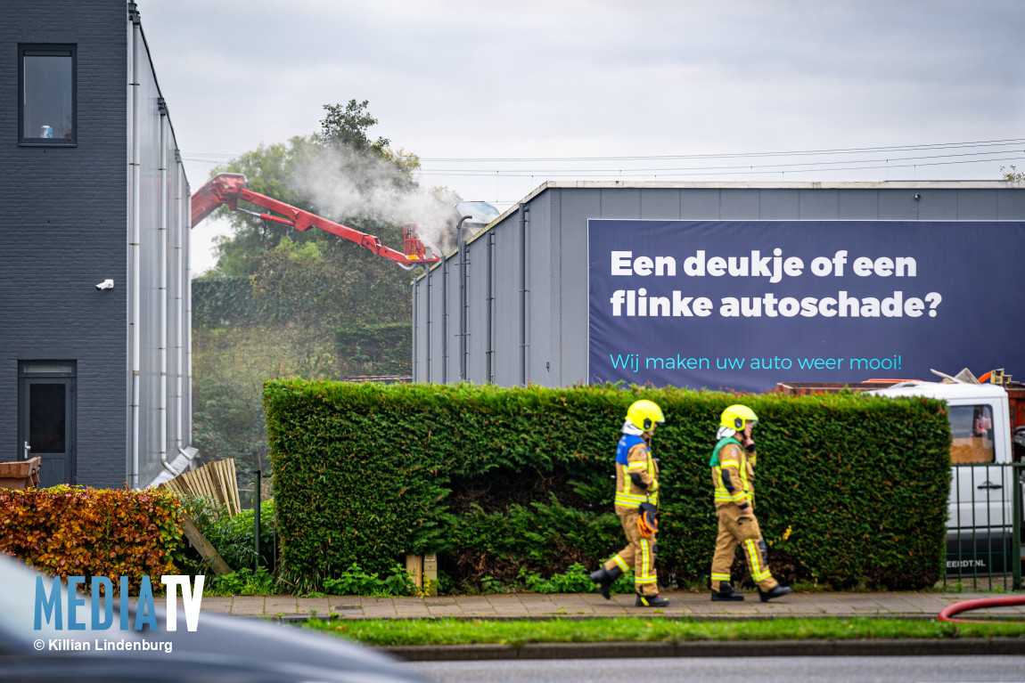 Veel rook bij uitslaande brand in autoschadebedrijf Hoofdweg Capelle aan den IJssel