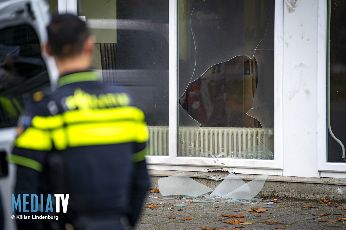 Explosie beschadigt ruit en kozijn bij interieurwinkel Kinderdijkstraat Rotterdam